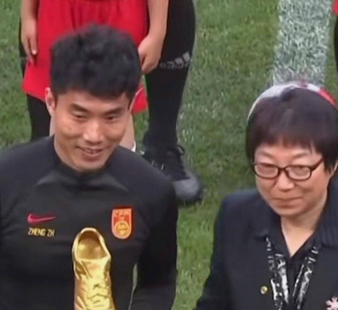 人住这套房子不靠夸张材料取胜靠把日常打理到发光干净到能映出灯具的轮廓不朽情缘游戏平台46岁秦岚的豪宅爆了全屋精致温暖一尘不染刚好适合两个(图8)